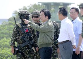 Taiwan holds drill to repel China landing