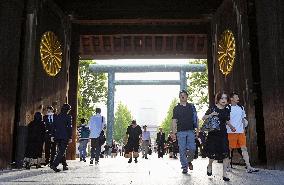 Yasukuni shrine on 81st anniv. of Japan's WWII surrender