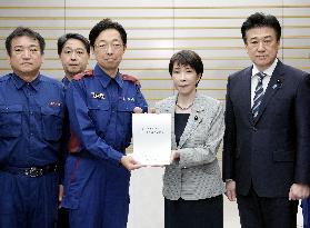 Japan PM meets with governor of quake-hit Kumamoto Pref.