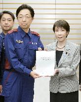 Japan PM meets with governor of quake-hit Kumamoto Pref.