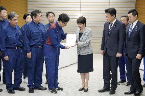 Japan PM meets with governor of quake-hit Kumamoto Pref.