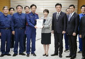 Japan PM meets with governor of quake-hit Kumamoto Pref.