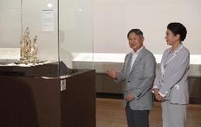 Emperor, empress visit exhibition on Kukai