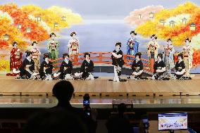 Geiko, maiko entertainers photo shoot