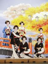 Geiko, maiko entertainers photo shoot