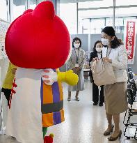 Crown princess visits hospital in Osaka Pref.