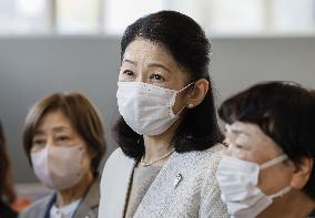 Crown princess visits hospital in Osaka Pref.