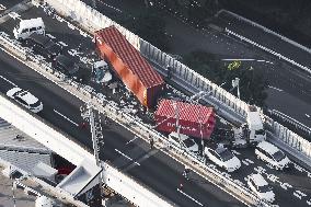 Multiple-vehicle accident in Kobe